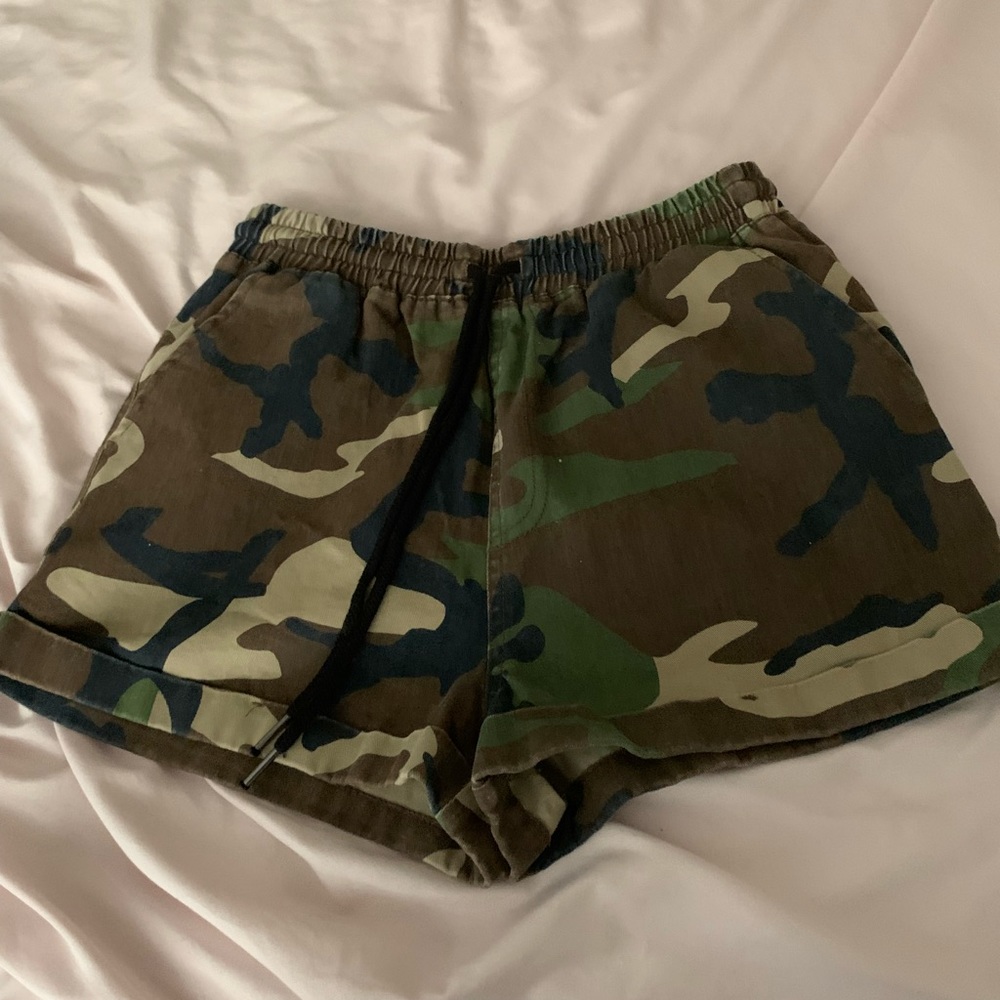 Forever 21 Camo Shorts - Picture 1 of 3